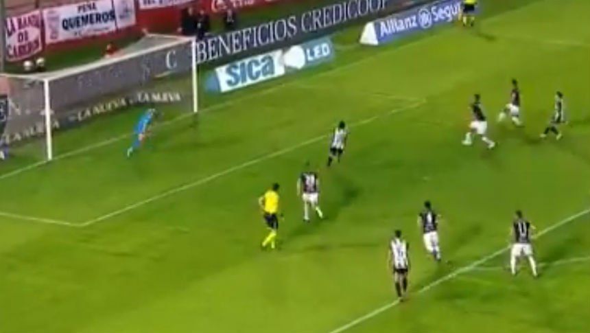 Y un día… Cvitanich erró un penal con la camiseta de Banfield
