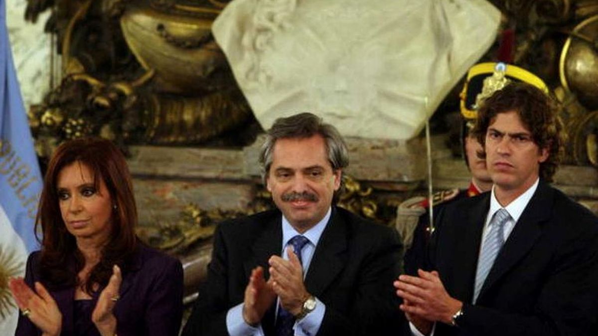 Cristina Fernández de Kirchner era la Presidenta de la Nación durante el inicio del conflicto desatado en 2008. Alberto Fernández su Jefe de Gabinete, y Martín Lousteau, su ministro de Economía.