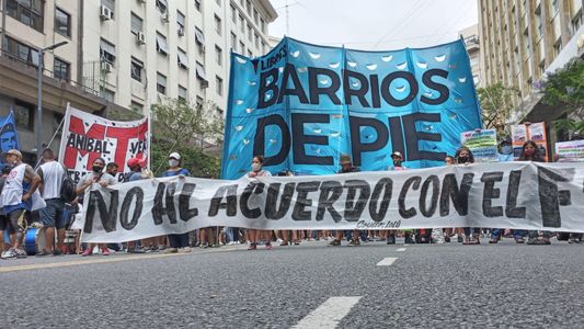 Crisis y represión en 2001: organizaciones sociales se reúnen en Plaza de Mayo para conmemorar a las víctimas