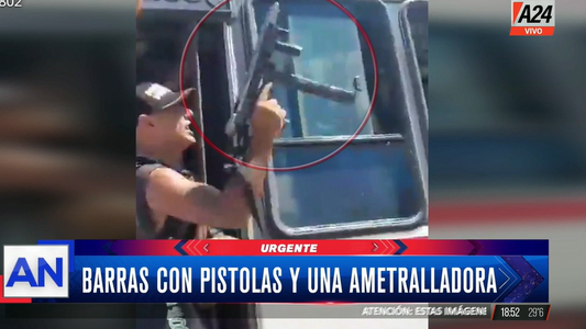 Video: barrabravas de Laferrere se mostraron con pistolas y una ametralladora en un micro rumbo a la cancha