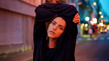 Calu Rivero súper sensual, bailando desnuda a trasluz