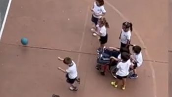 Video: Niños ayudan a su compañerito en silla de ruedas en el recreo