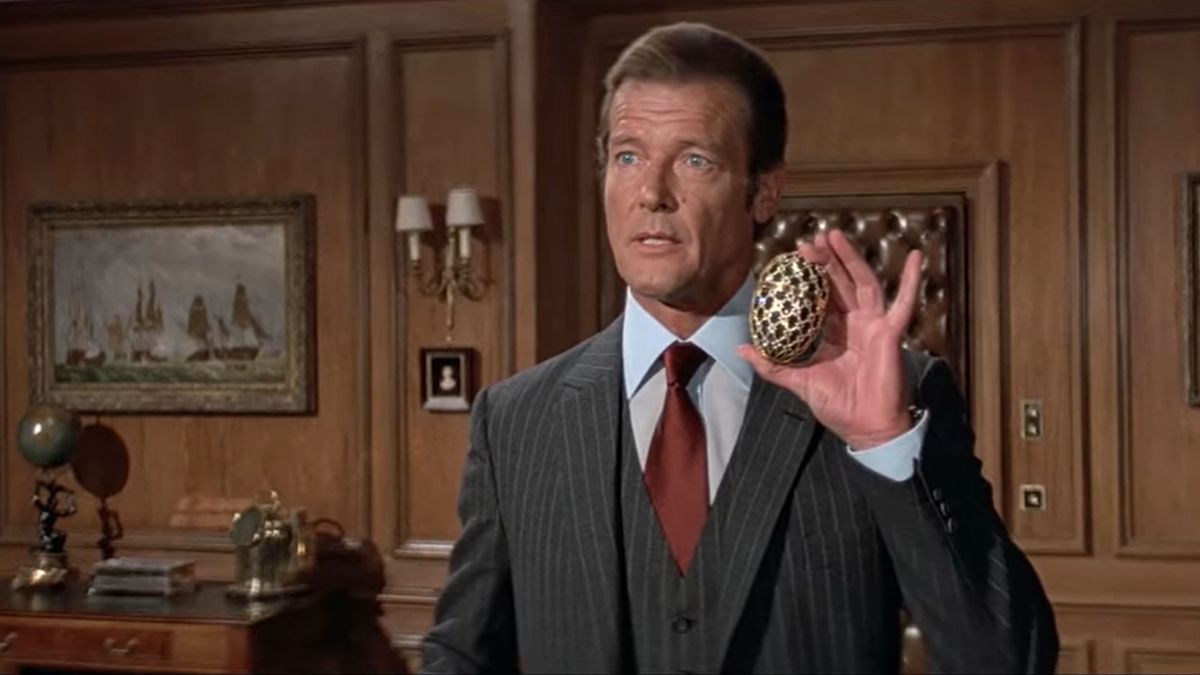 Roger Moore como "James Bond".Tiene en la mano la "joya" de Faberg&eacute; que se comi&oacute; un fan&aacute;tico de la "memorabilia" de 007. (Foto: Captura de TV)