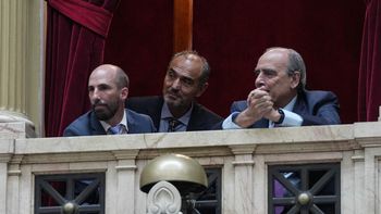 En el medio, entre el nuevo jefe de Gabinete, Guillermo Francos y el vicejefe, José Rolandi, está Eduardo Lule Menem, asesor central de Karina Milei y suena fuerte para ocupar el sillón principal en la AFI. Foto: Congreso.