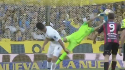 La atajada de la tarde: Andrada voló para evitar el empate e hizo explotar La Bombonera