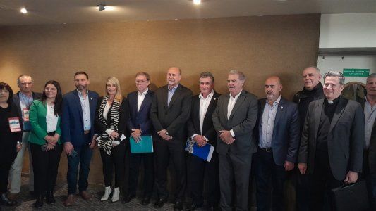 Caos en las elecciones de Federación Agraria: abuchearon al presidente de la entidad e impidieron hablar a Omar Perotti y Juan José Bahillo