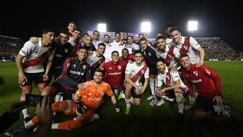 ¡Emotivo! El hermoso gesto del plantel de River con los hinchas en Chaco