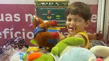 Video: un nene de dos años quedó atrapado dentro de una máquina de peluches
