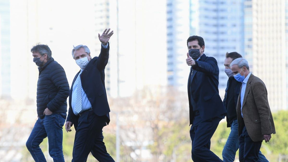 Maximo Kirchner por delante de Alberto Fernández y Wado De Pedro por detrás. Buscan mostrar unidad en el Frente de Todos