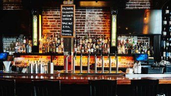Grupo de 16 amigos da positivo de coronavirus tras una noche en un bar