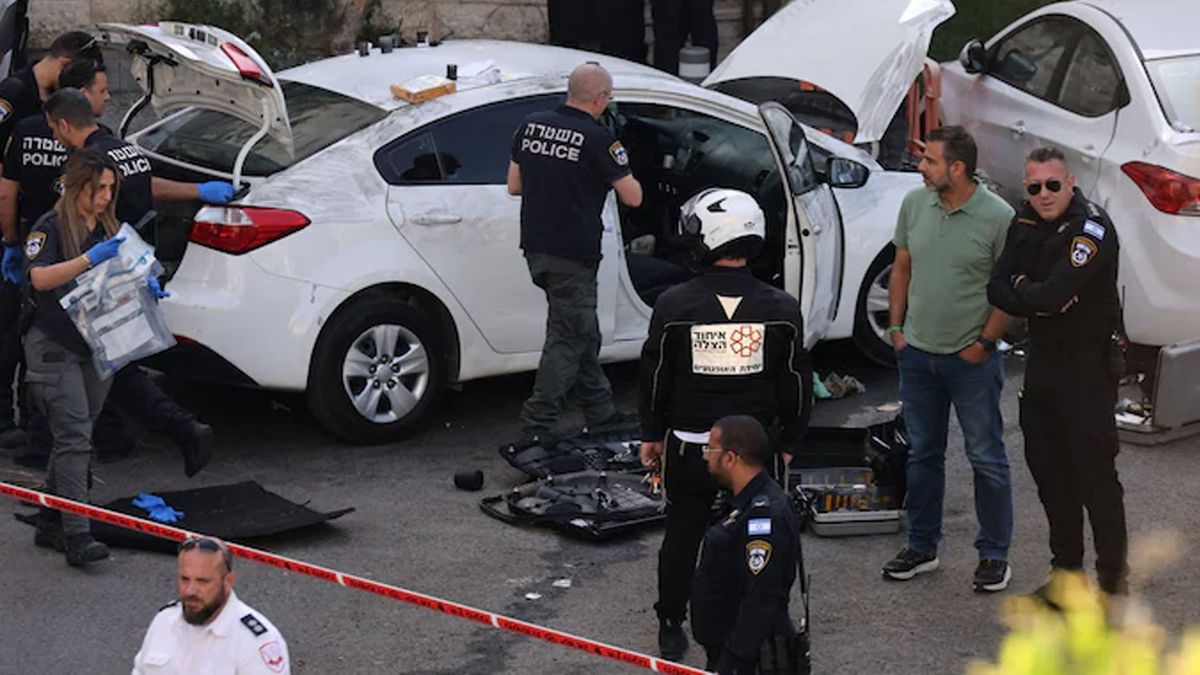 La policía encontró un hacha en el interior del auto abandonado por los terroristas. (Foto: Gentileza Times of israel)
