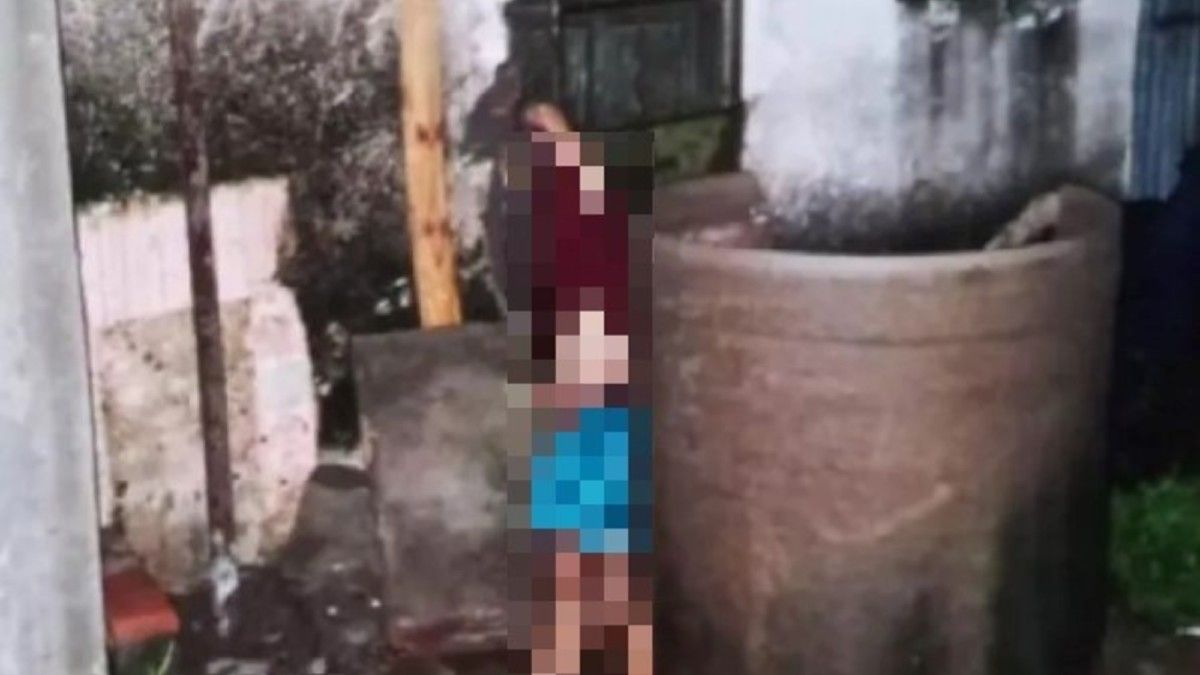 El cuerpo del joven electrocutado. Foto: gentileza Clarín. 