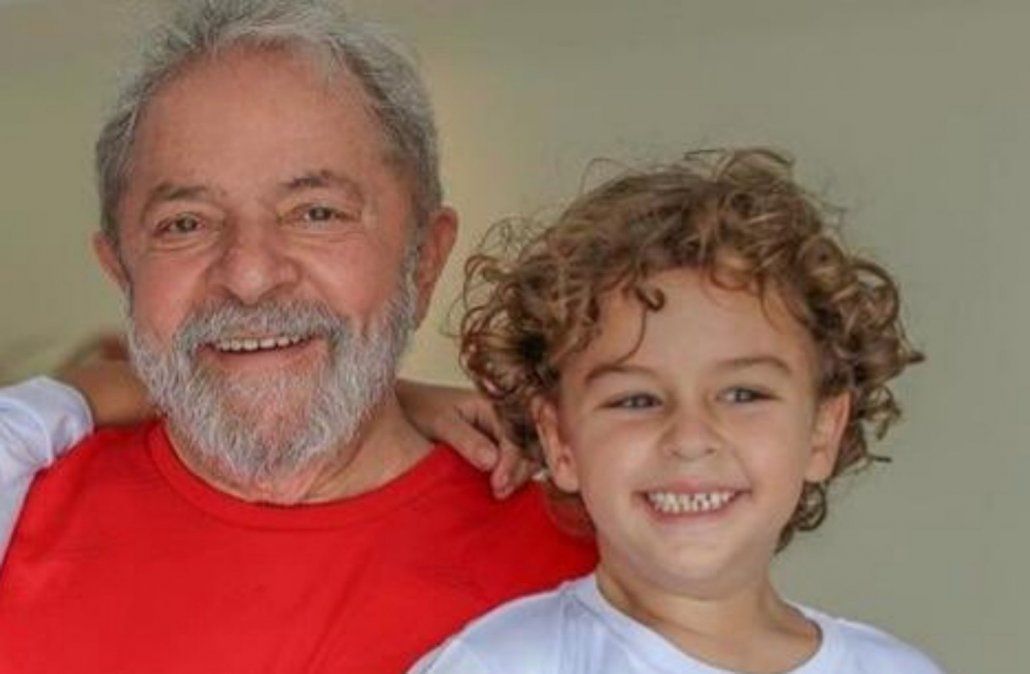 Lula salió de la cárcel para asistir al entierro de su nieto de 7 años
