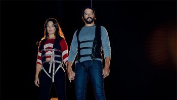 La pareja de Moisés y los 10 mandamientos que vuela por el aire