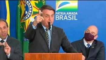 Un día después de amenazar con partirle la cara a un reportero, Bolsonaro llamó cobardes a un grupo de periodistas
