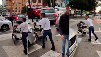 Enloqueció en plena calle: golpeó el cochecito de su bebé contra un auto que frenó en la senda peatonal