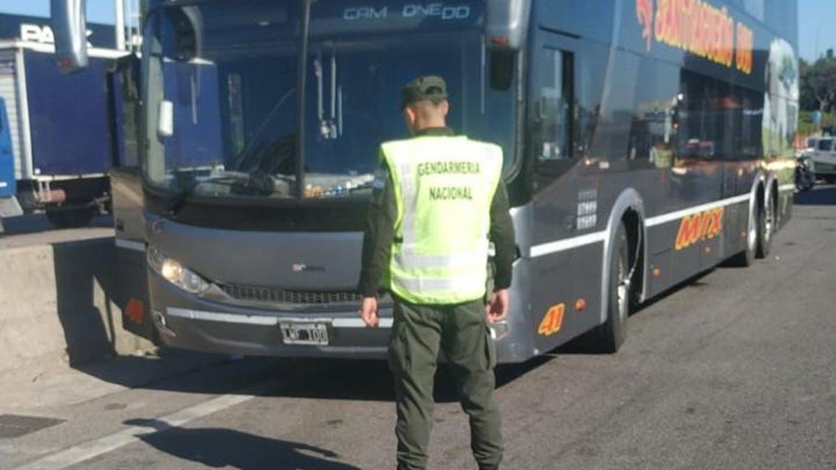 Protocolo antipiquetes en la marcha de la CGT: El Gobierno dice que retuvo 29 micros en infracción con manifestantes que iban al Congreso en la marcha por el Día del Trabajo y los jubilados. Foto: Ministerio de Seguridad.