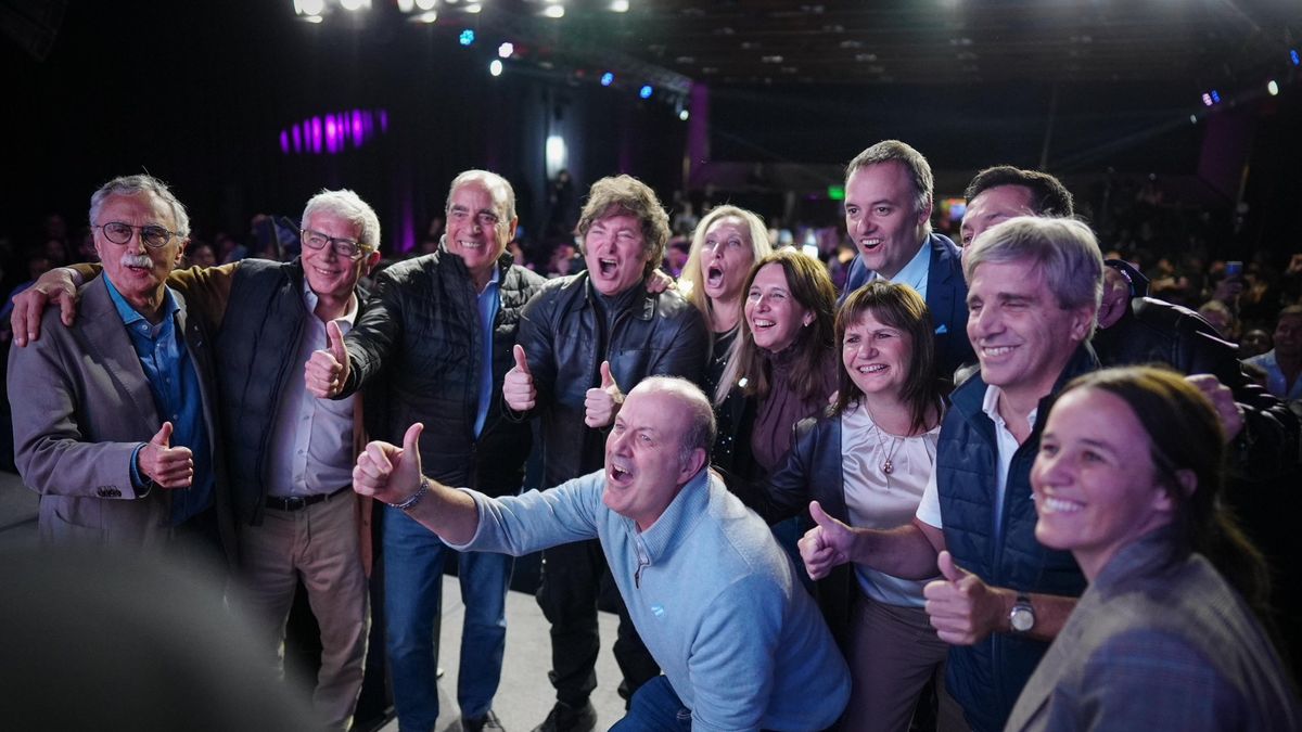 Javier Milei y buena parte del Gabinete celebró el triunfo electoral el domingo en CABA y lo interpretó como un espaldarazo al rumbo económico. Ahora acelera las reformas mirando a las elecciones de octubre. Foto: LLA en X. 