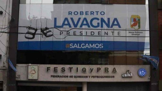 Lanzan el logo de Lavagna Presidente: sandalias con medias para todos