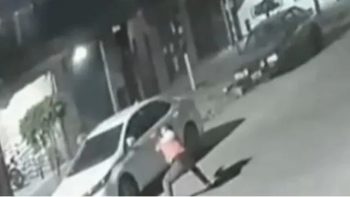 video: un feroz tiroteo cara a cara entre un policia y un motochorro