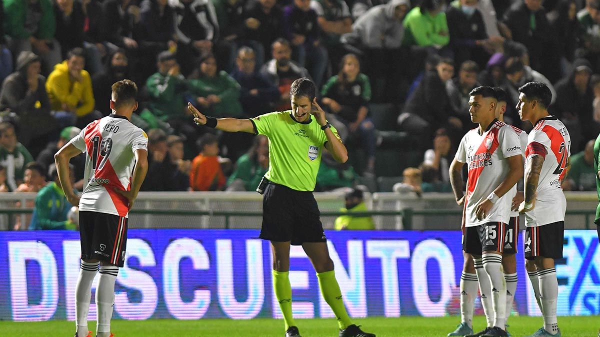 Beligoy tiró nafta al fuego del VAR por la polémica en el penal que le dieron a River