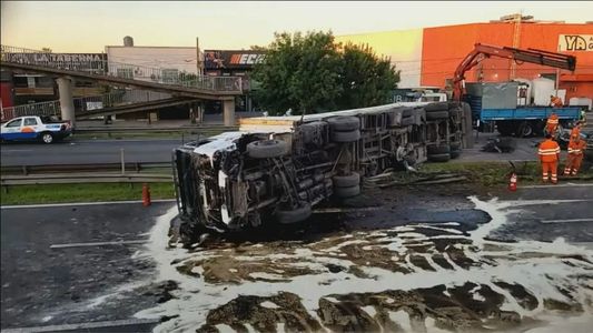 Caos total en la Panamericana: un camión volcó y colapsó el tránsito en la autopista