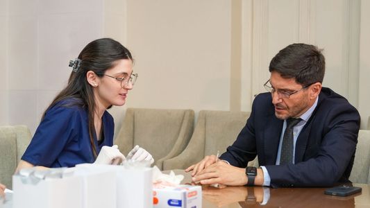 Santa Fe implementó un narcotest para policías y el gobernador Pullaro fue el primero en hacérselo