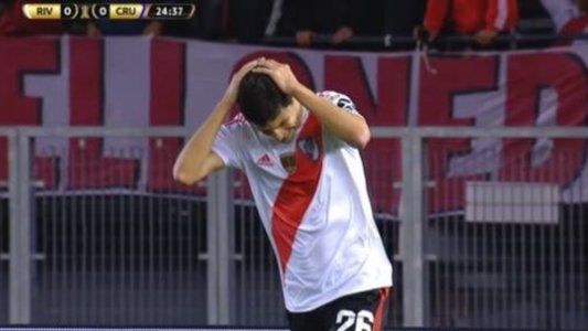 ¡Era el 1-0! Nacho Fernández capturó un rebote pero le erró al arco en River-Cruzeiro