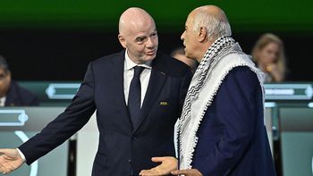 Infantino buscó una foto histórica de la FIFA y todo terminó en un momento súper incómodo