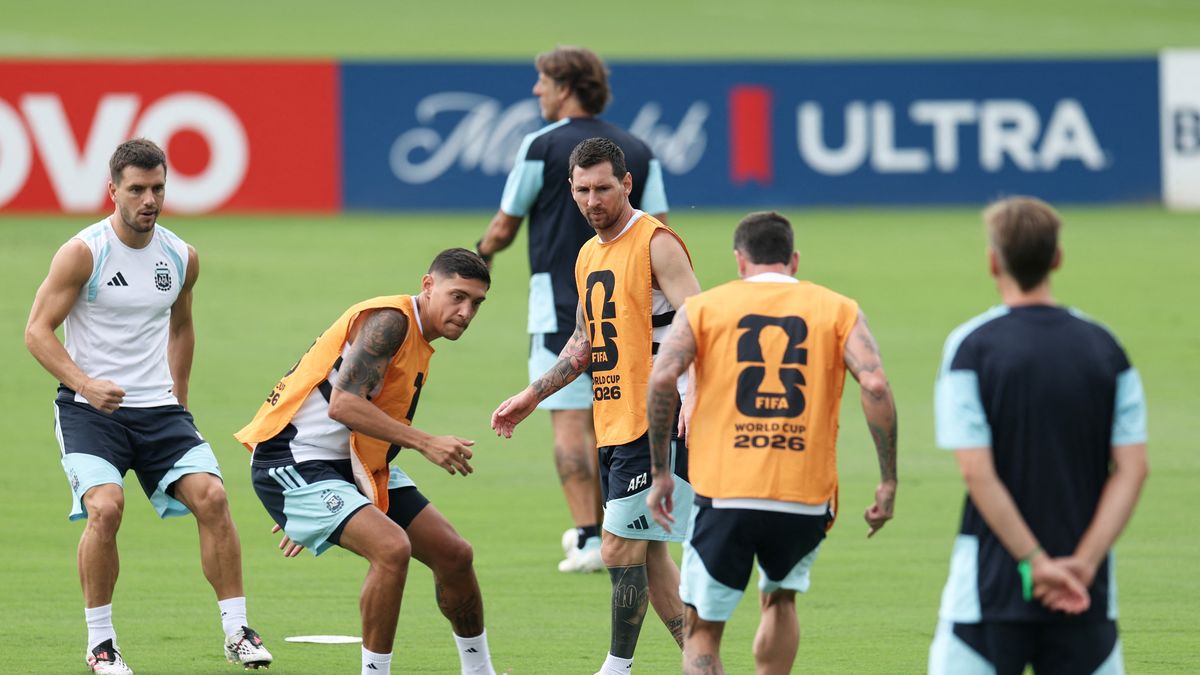 Lionel Scaloni prob&oacute; varias variantes en los entrenamientos de este lunes y martes, previo al partido contra Inglaterra. (Foto: Reuters).