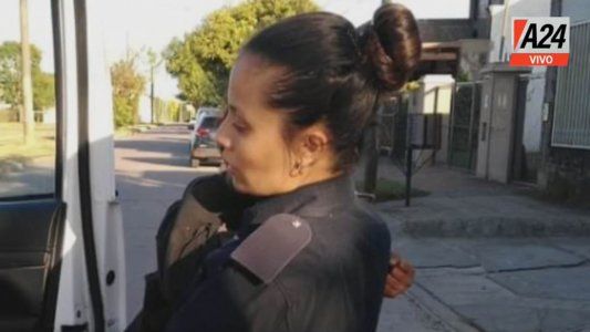 El emotivo abrazo que le dio una mujer policía a Maia al hallarla con vida