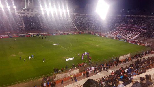 Huracán fue sancionado por el pésimo estado del campo de juego que presentó ante River