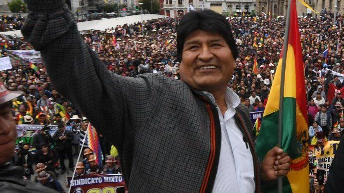 Bolivia: después de la presión de las FF.AA., renunciaron el presidente Evo Morales y su vice