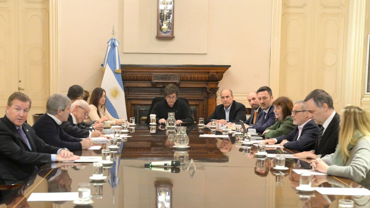 Javier Milei pidió al Gabinete acelerar designaciones de nuevos funcionarios para contener las protestas por despidos en la AFIP. Siguen las purgas en segundas líneas del Gabinete. Foto: Casa Rosada.