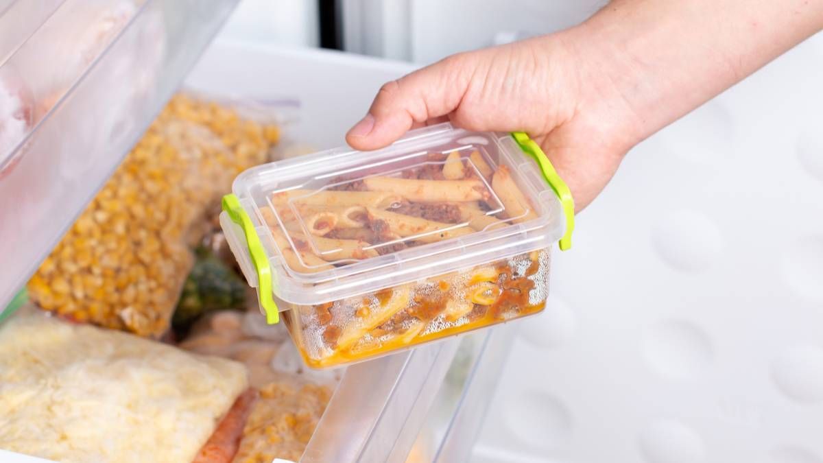 Guardar alimentos recién cocinados sin dejarlos enfriar puede afectar su calidad y la eficiencia de la heladera.