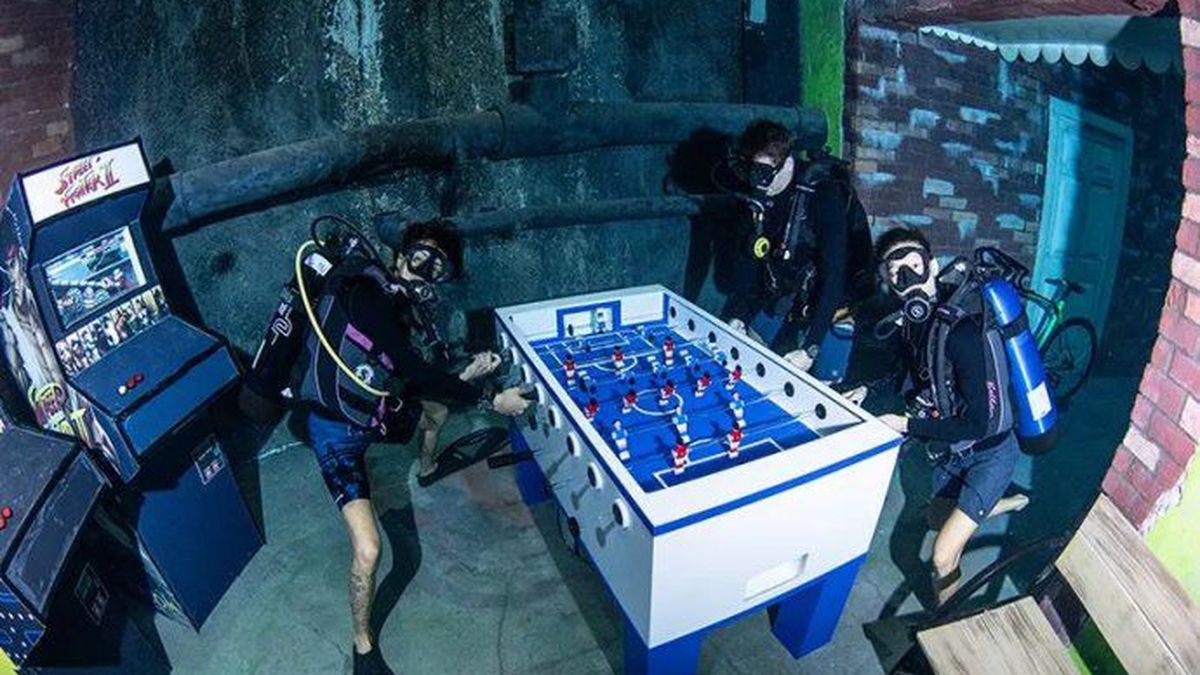 La pileta más profunda del mundo tiene juegos dentro de ella.&nbsp;