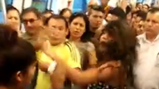 Una chica no cedió su asiento y recibió una brutal paliza de otros pasajeros