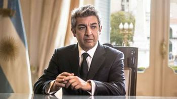 Ricardo Darín se puso la banda presidencial en cine