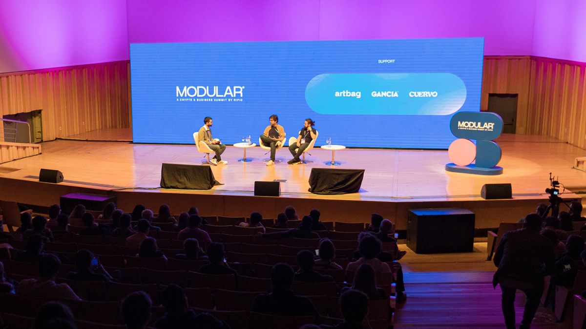 Santi Siri, fundador de UBI DAO, una de las presentaciones m&aacute;s esperadas en la jornada sobre cripto. (Foto Ripio)