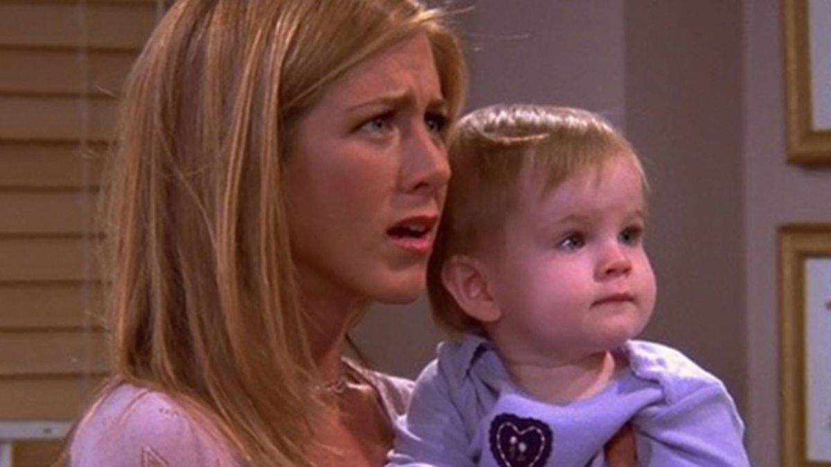 Jennifer Aniston en el rol de Rachel junto a una de las gemelas Sheldon como Emma Geller