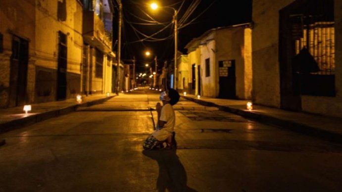 La foto del nene arrodillado rezando en la calle para que se termine la pandemia que conmueve al mundo