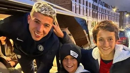 El gran gesto de Enzo Fernández con dos pequeños hinchas de River en Londres