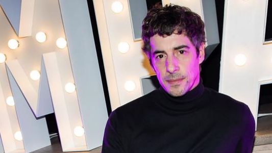 Las insólitas fotos de Esteban Lamothe modelando en un cementerio