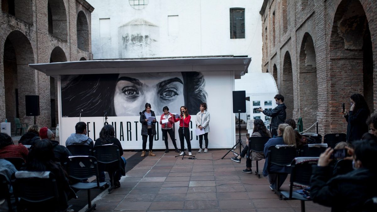 La instalación presenta un video de la filmación del juicio por el asesinato de Lucía. Los magistrados no lo consideraron un femicidio. 