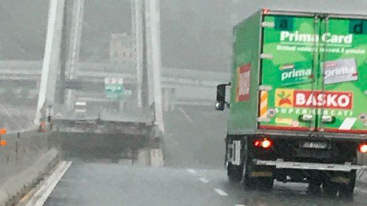 Las imágenes más impactantes del momento de la caída del puente en Italia