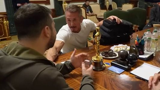 Video | Sean Penn le dio uno de sus Óscar a Zelensky y le dijo que lo guarde hasta la victoria
