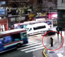 Impactante video: un colectivo atropelló a una mujer, chocó contra un semáforo y hay 14 heridos