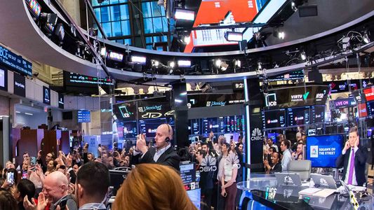 Los bonos argentinos suben y el riesgo país se acerca a los 1.000 puntos por primera vez en 5 años.