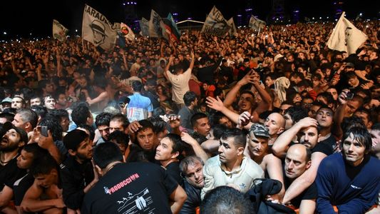 Murieron dos personas en una avalancha durante el recital del Indio Solari