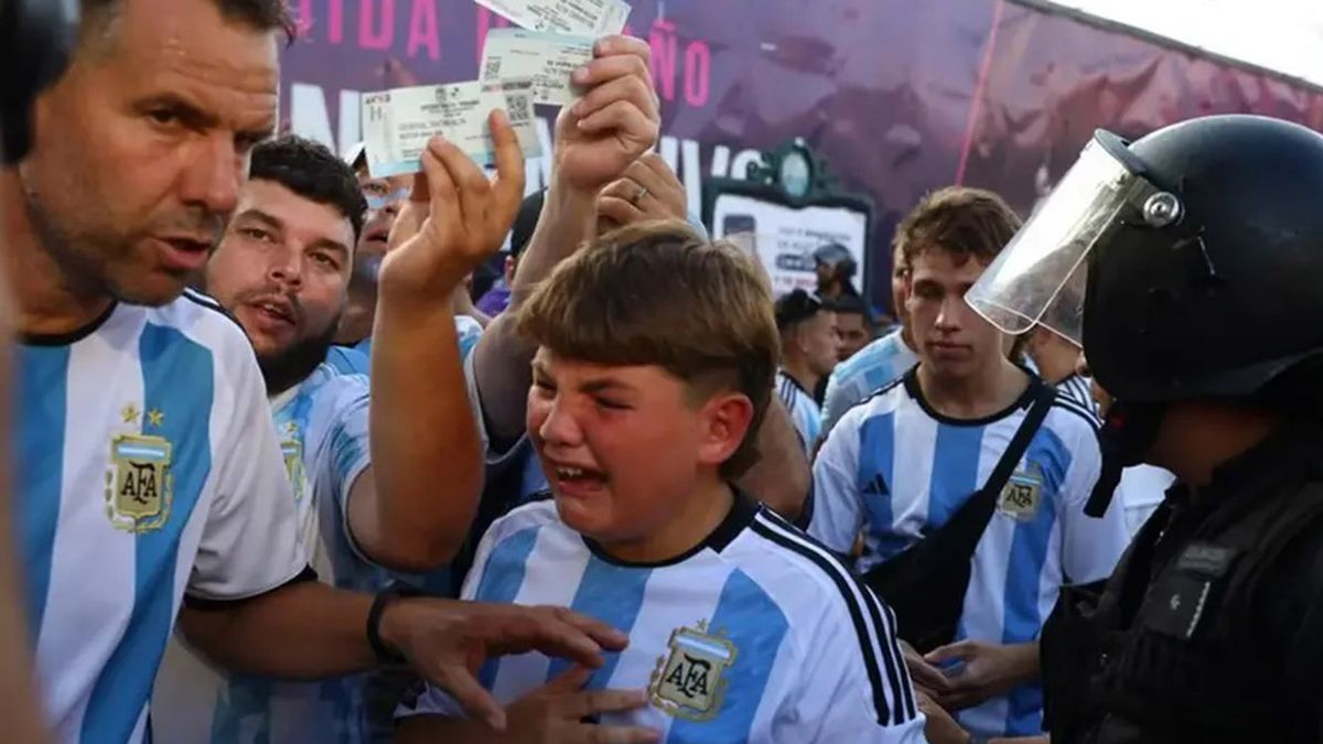 El desconsuelo de un nene al enterarse que no podía ingresar al estadio Monumental para ver el partido de la Argentina. (Foto: Twitter)